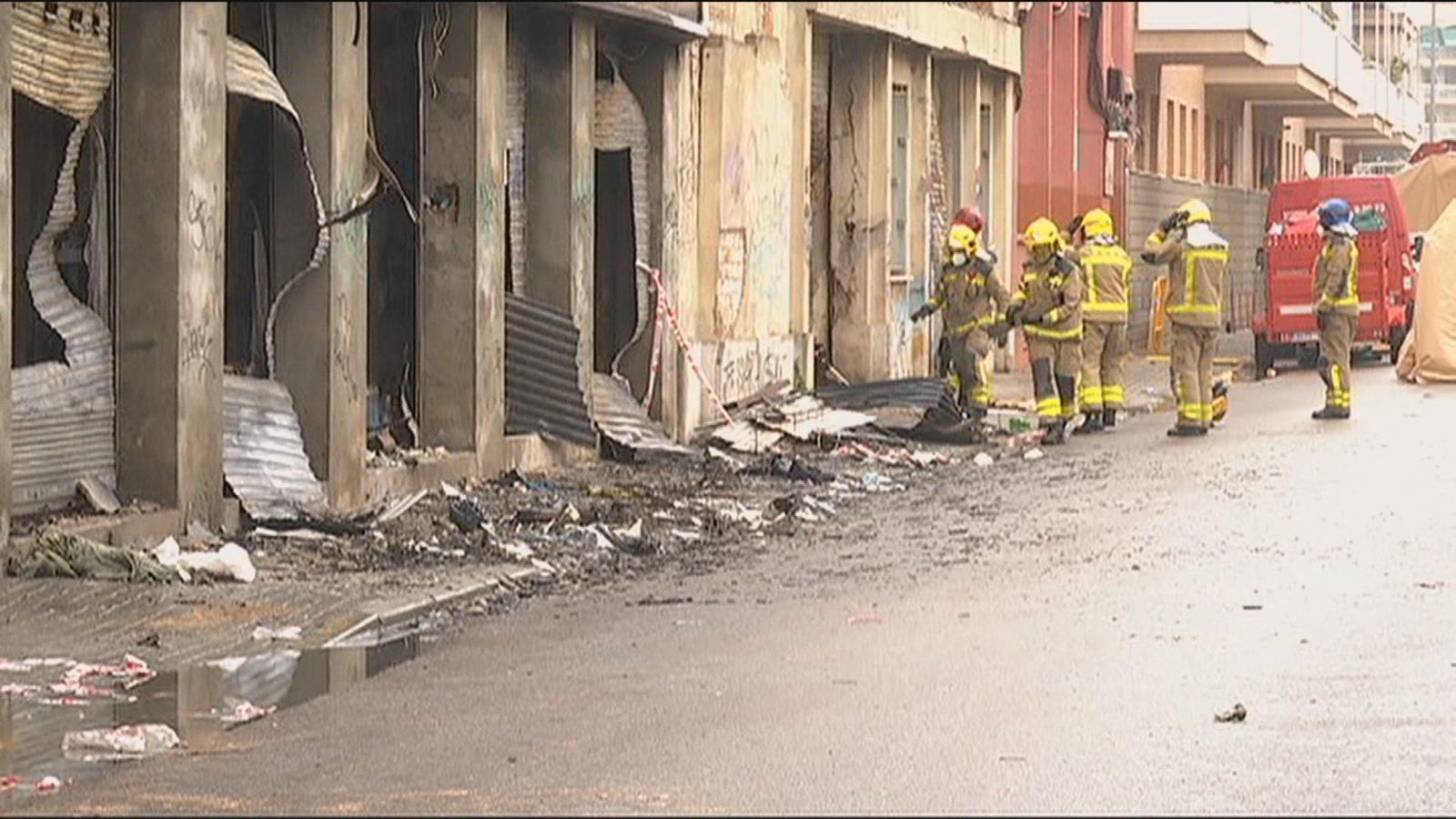 Empieza el desescombro de la nave incendiada en Badalona