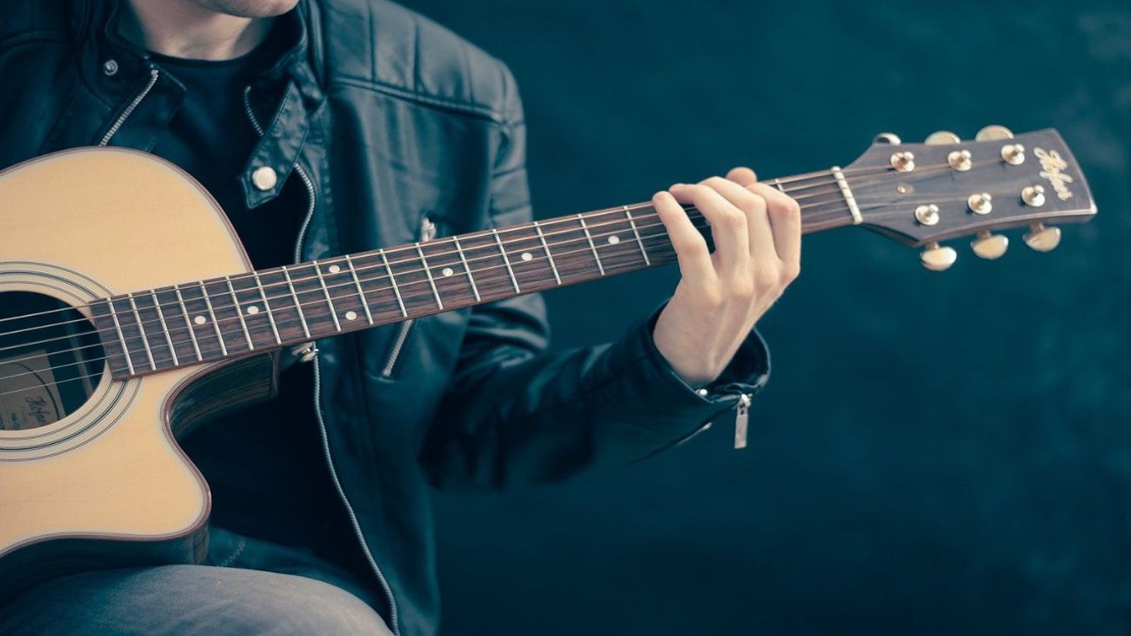 Nos adentramos en la fábrica de guitarras más importante del mundo