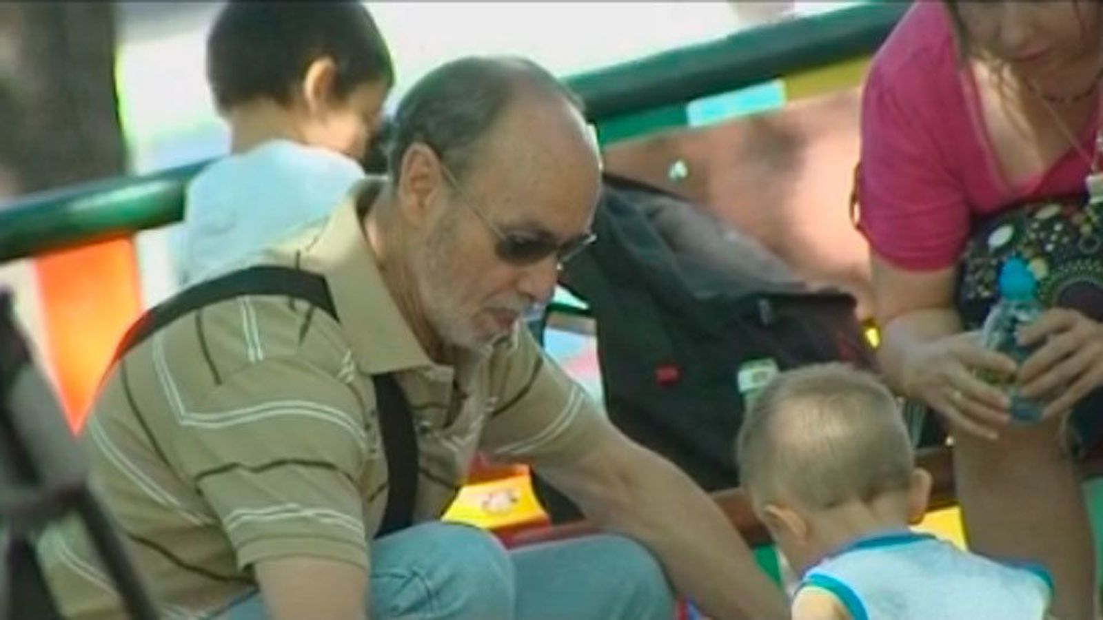 Los abuelos van a la escuela para aprender a educar a sus nietos