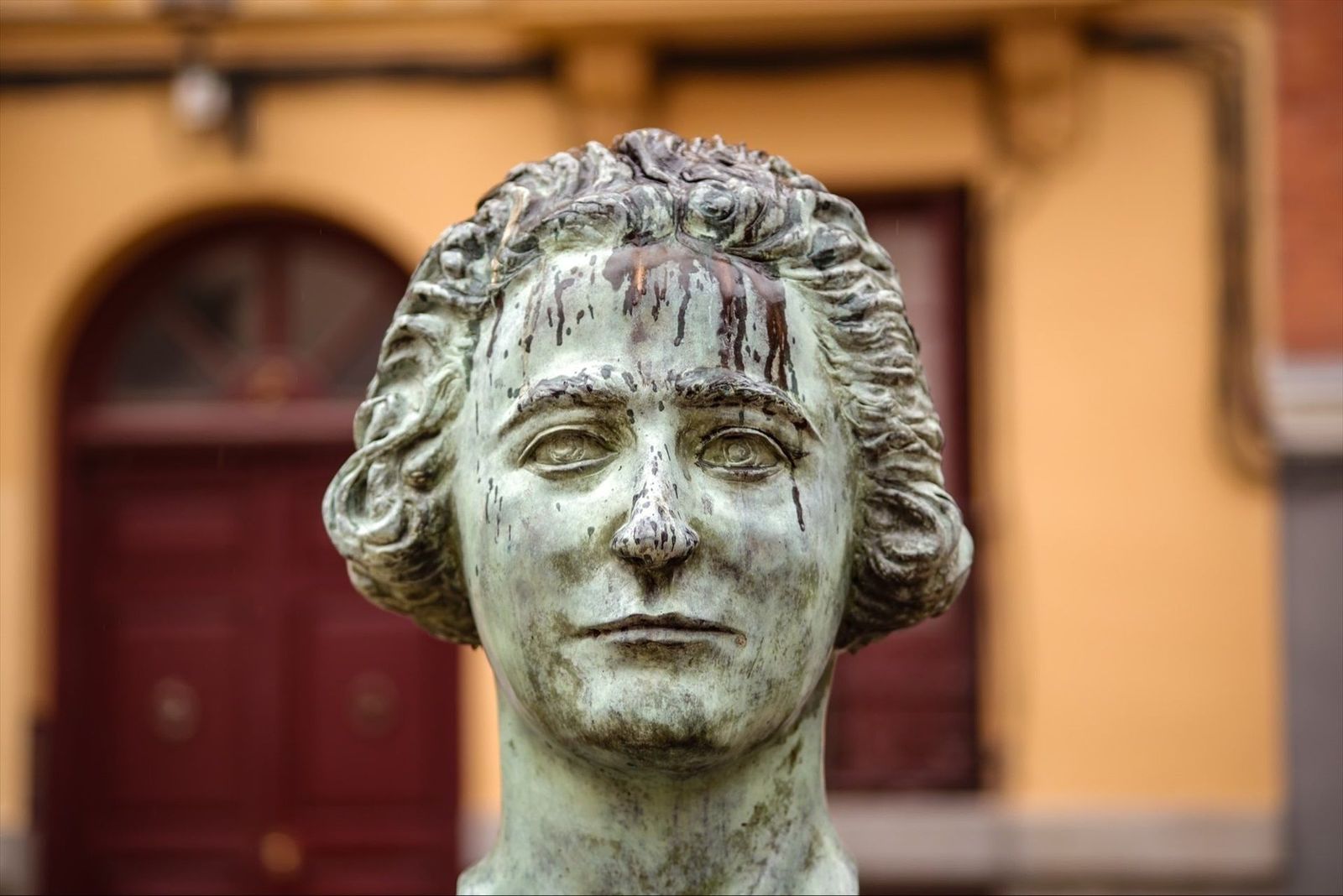 Las manchas del busto de Clara Campoamor se deben a excrementos de aves, no a actos vandálicos