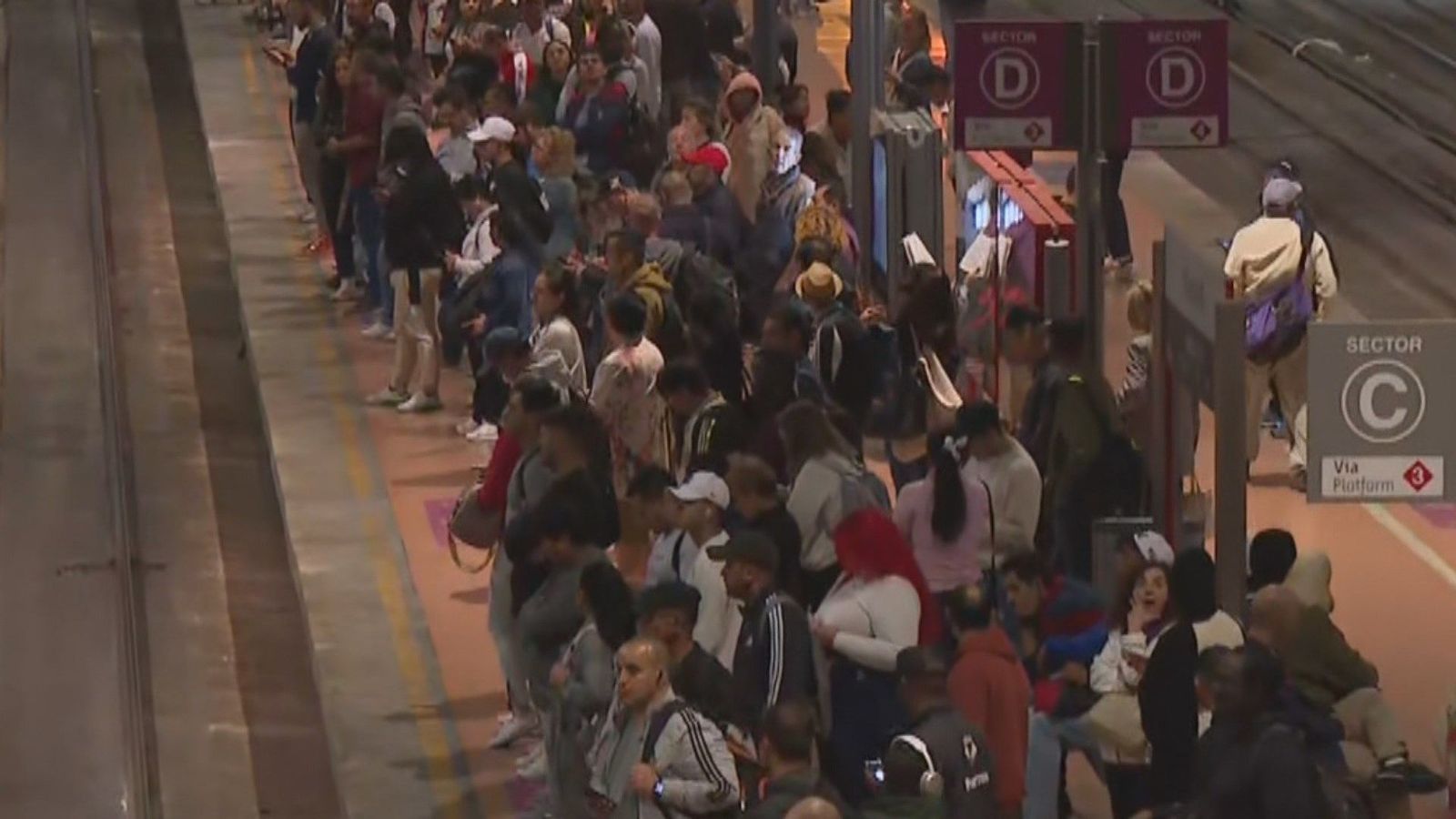 200.000 coches más en las carreteras madrileñas por el caos de Cercanías