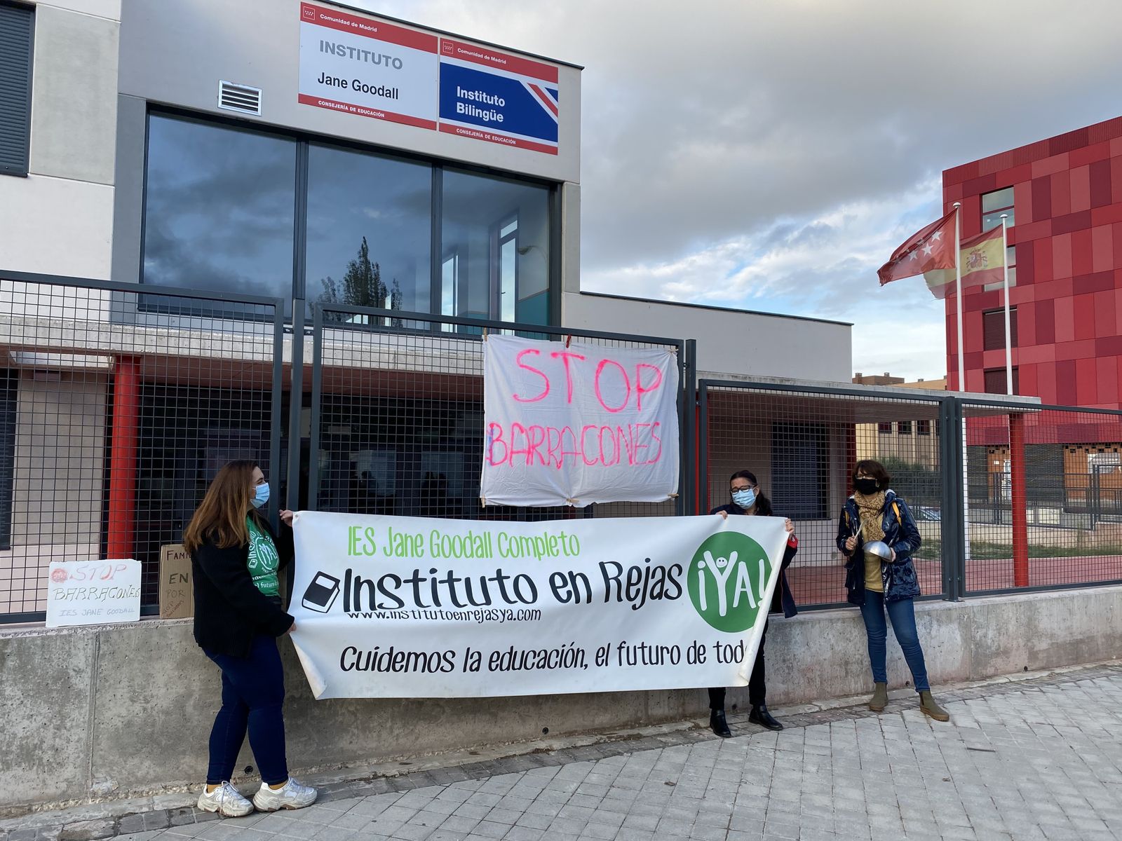 Padres y alumnos protestan ante el IES 'Jane Goodall'