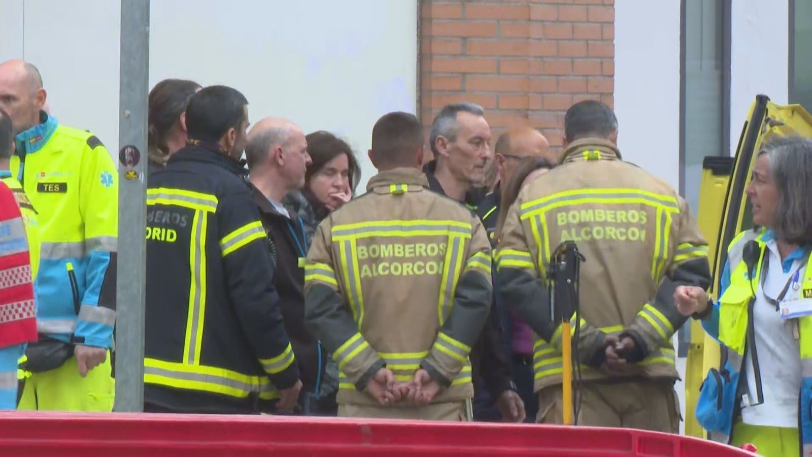 Mueren dos bomberos y 14 más están heridos, uno de ellos grave, en el incendio de un parking de Alcorcón