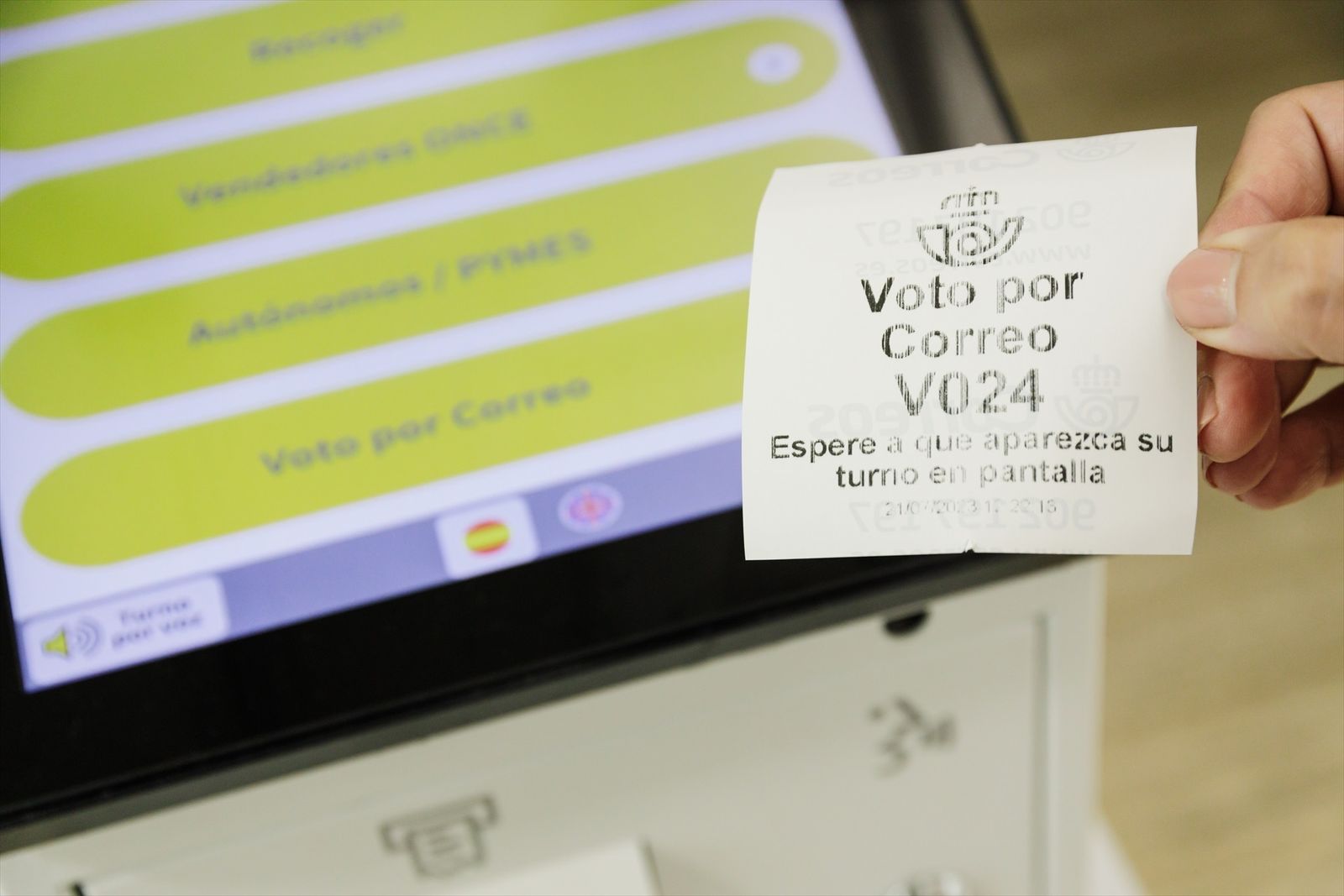 Un ticket de turno de voto por correo en una oficina de Correos