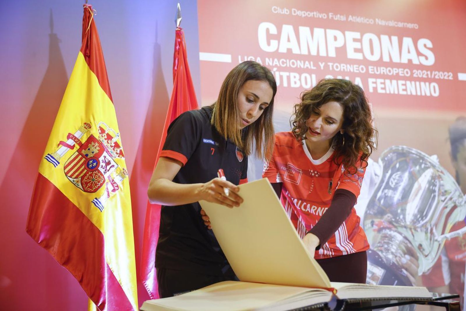 La capitana del Futsi Atlético e Isabel Díaz Ayuso