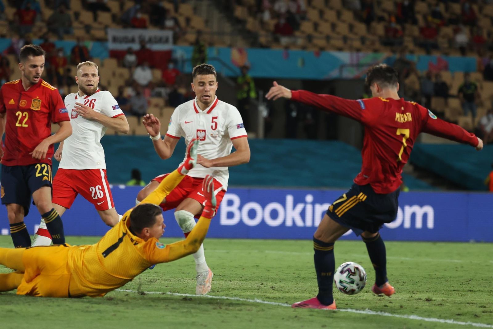 El delantero de la selección española Álvaro Morata  ante el portero de Polonia, Wojciech Szczęsny