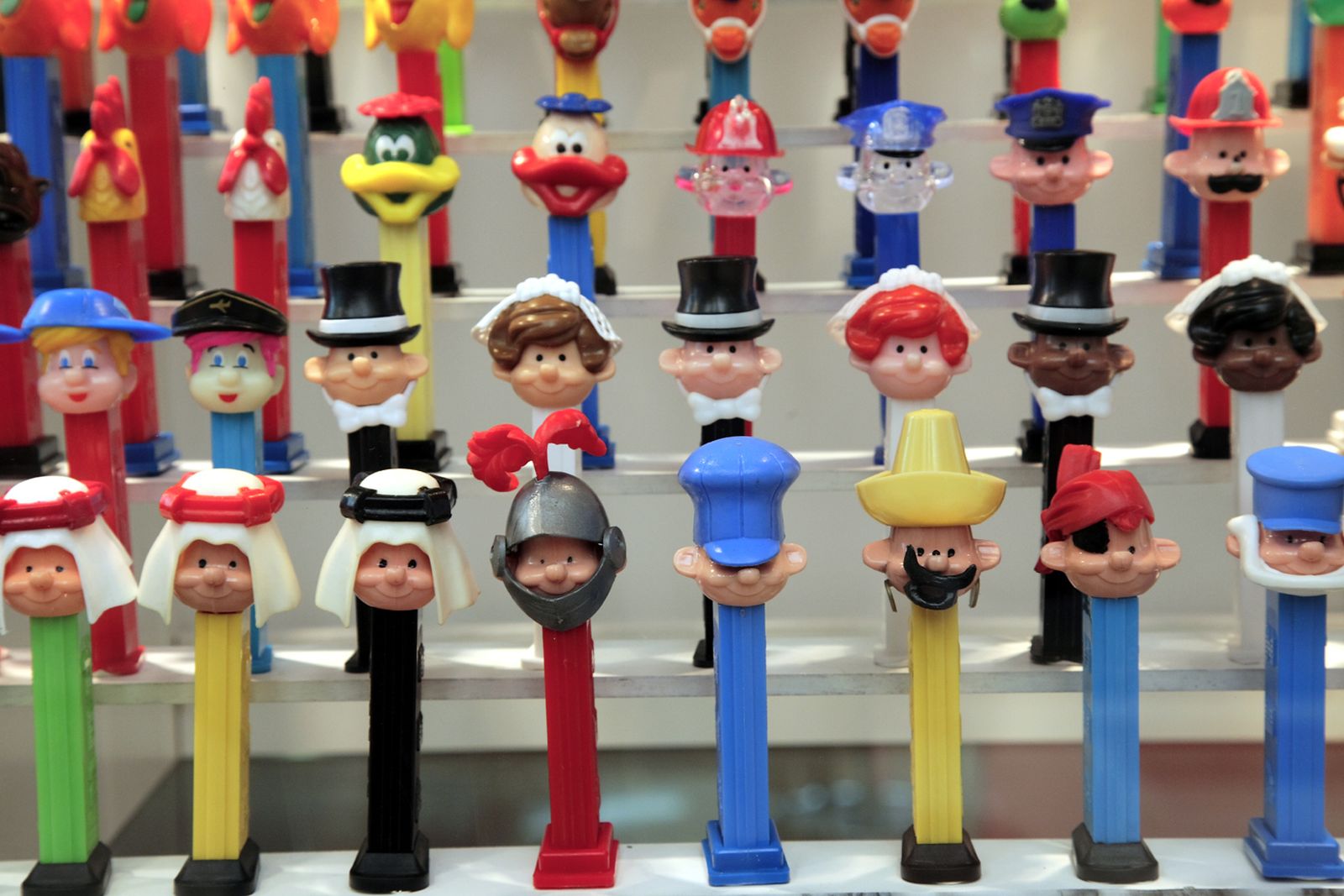 Dispensadores gigantes de la exposición 'Universo Pez XXL'