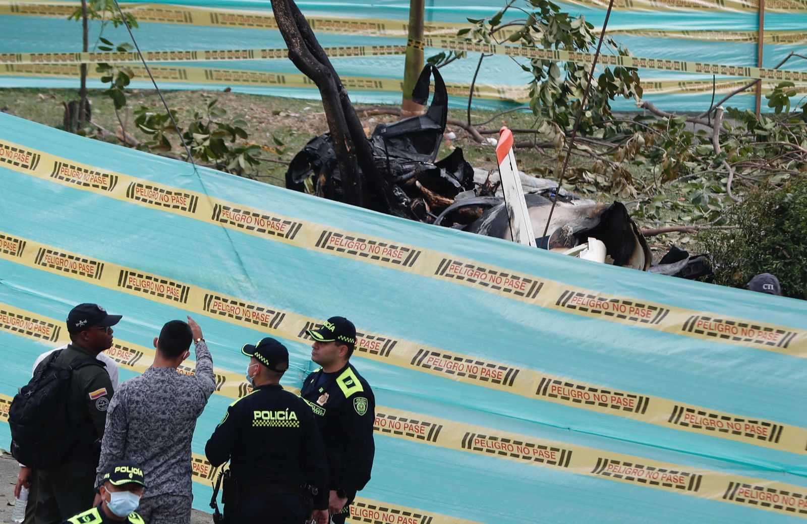 Zona acordonada en Cali con los restos del avión siniestrado