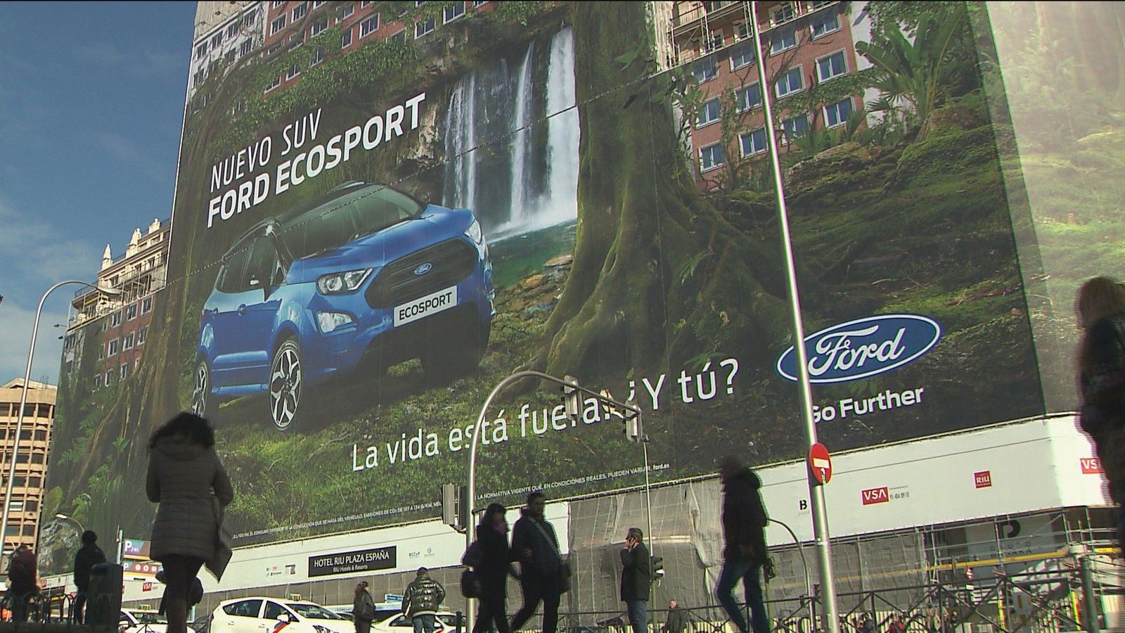 Madrid prohíbe las lonas publicitarias en fachadas y abordar a viandantes con publicidad