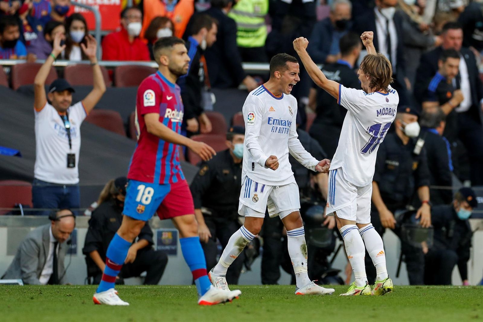 Modric y Lucas Vázquez ante el Barcelona