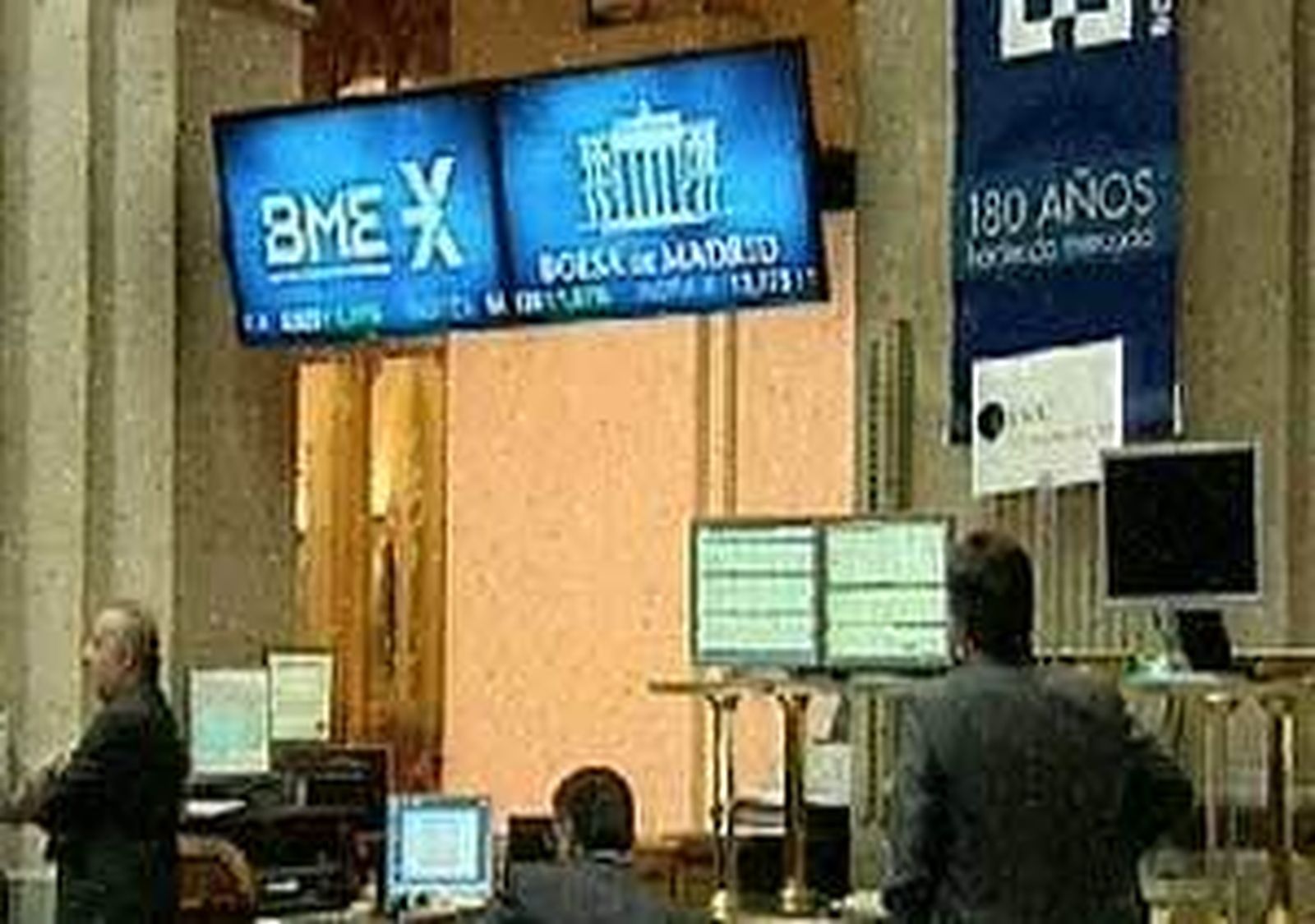 El Ibex cede un 0,27% tras el anuncio de elecciones, y el riesgo país sube a 354 puntos