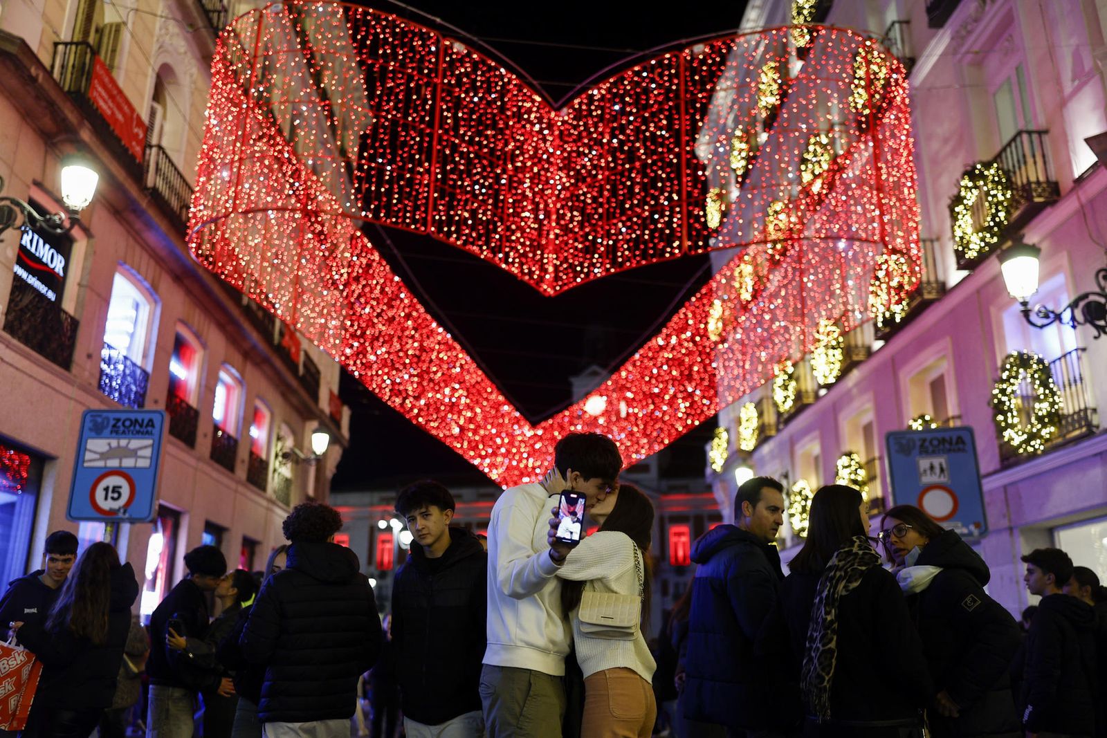 Las luces de Navidad iluminan este jueves la madrileña calle Preciados