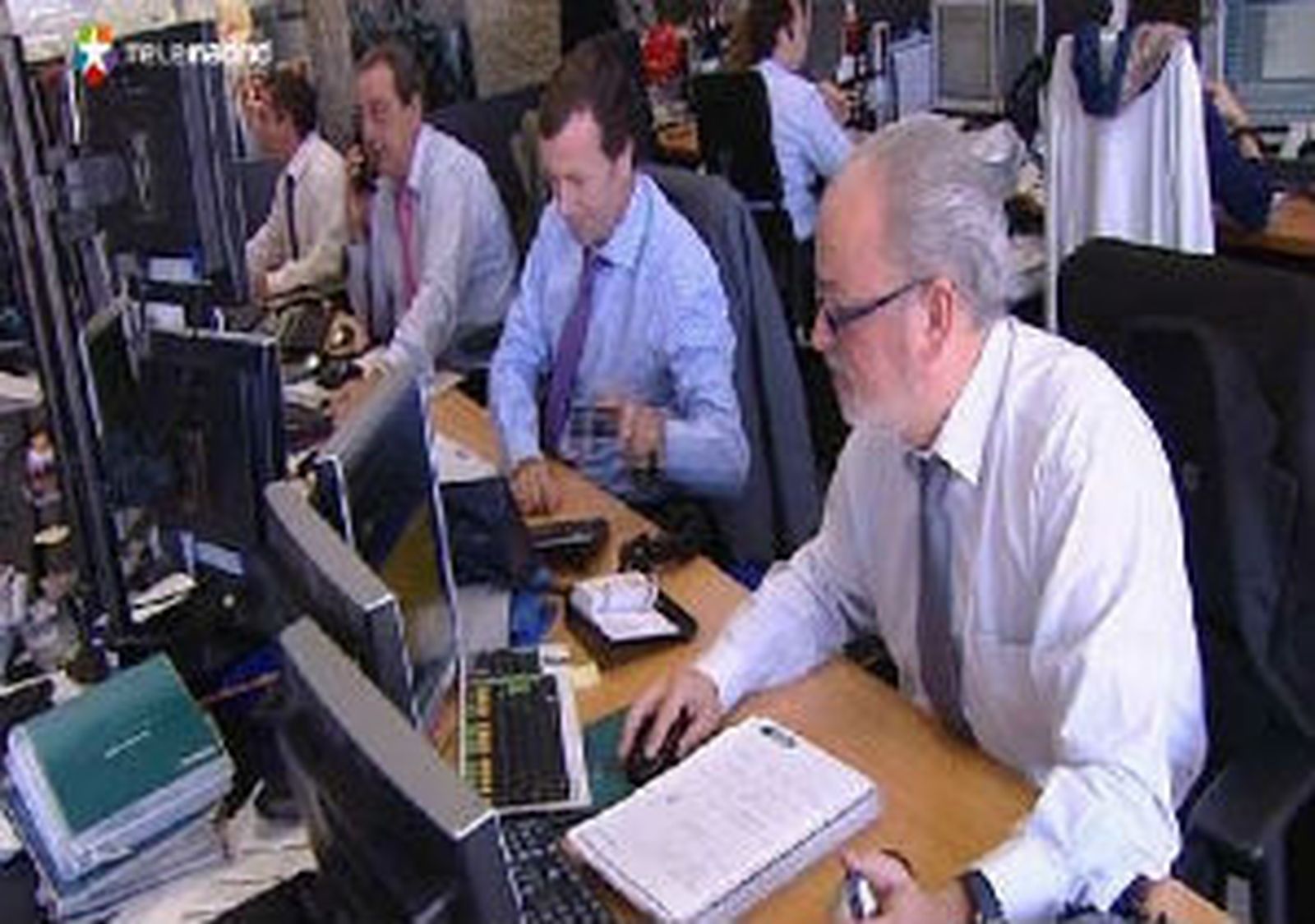 El bono a 10 años baja del 4,4 % y la prima de riesgo cae a 251 puntos