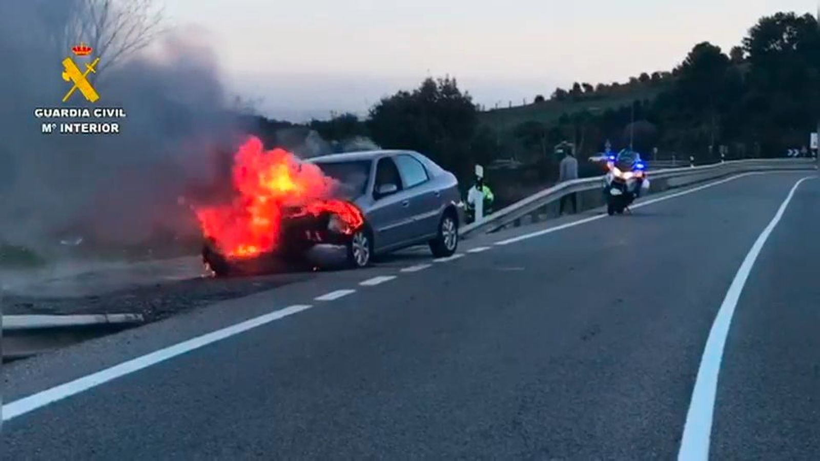 Guardias civiles consiguen sacar a un conductor de su coche antes de que ardiera