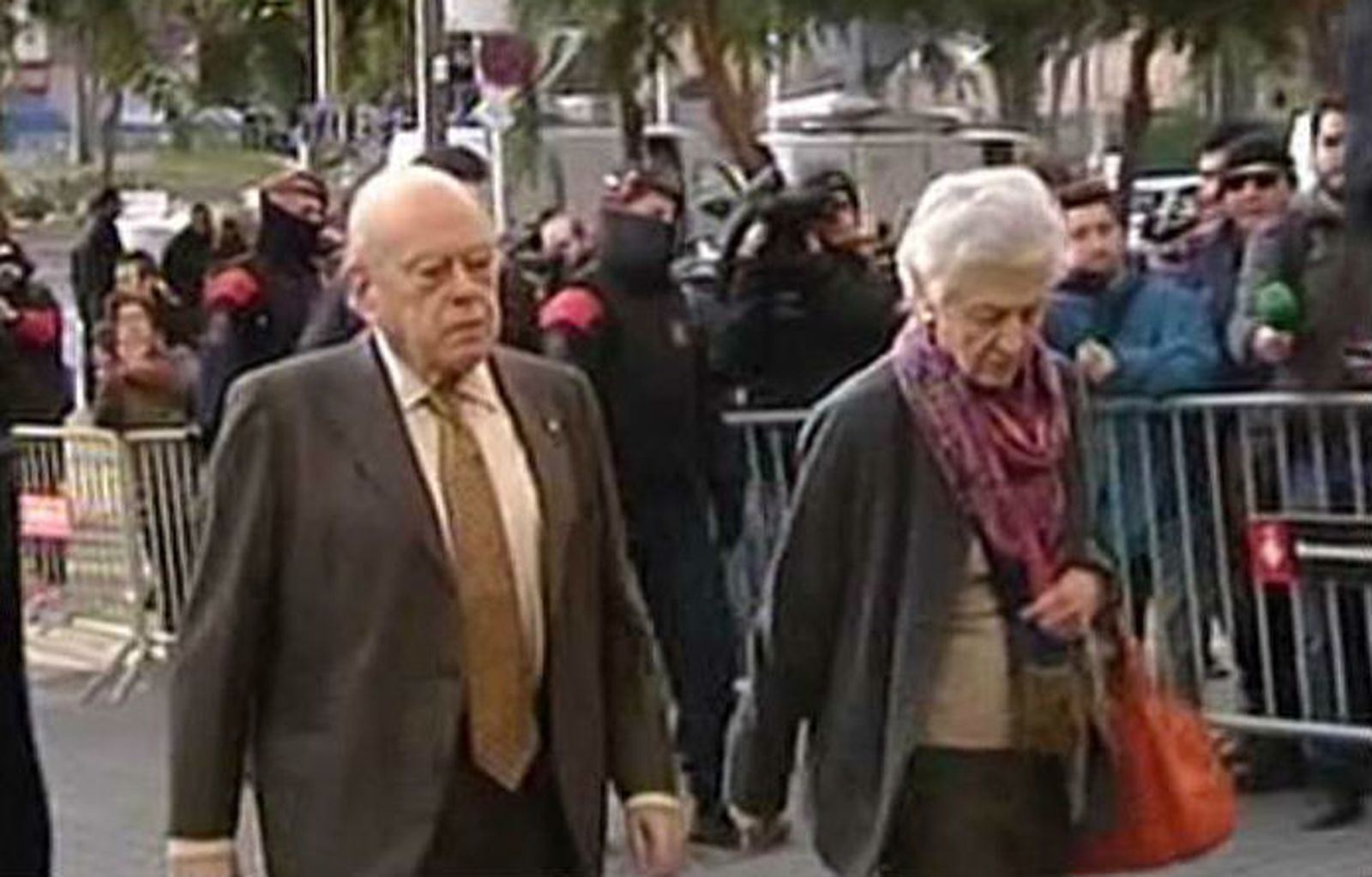 El 'pendrive' sobre los Pujol que entregó la Policía  al juez contiene información desde 1998