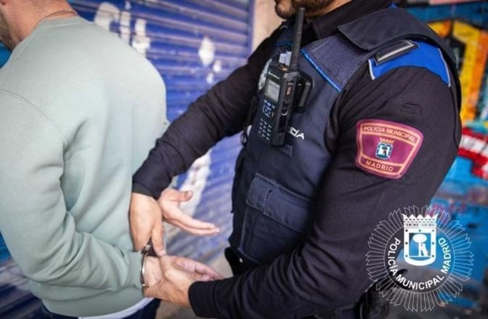 Un agente de la Policía Municipal de Madrid realiza una detención