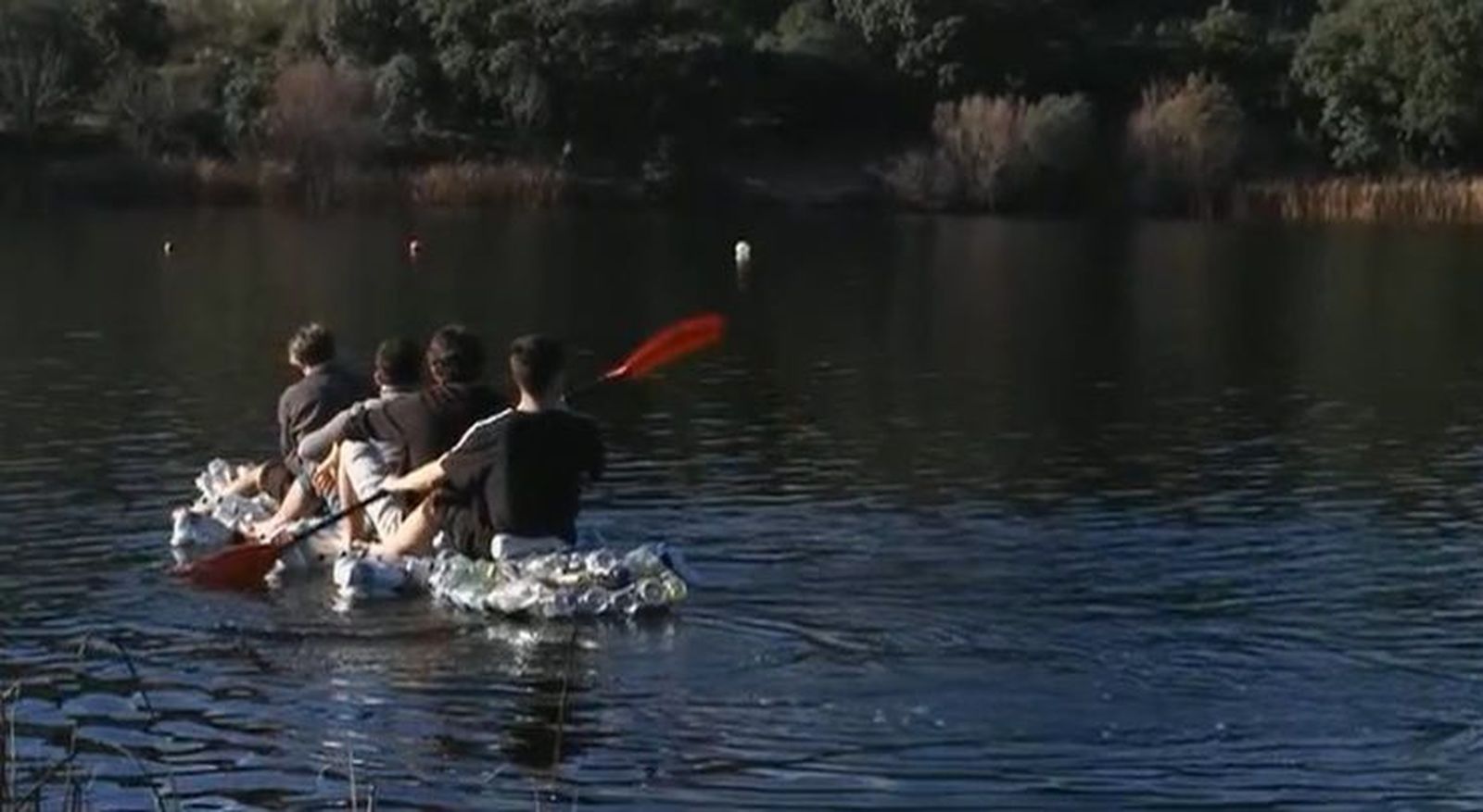 Estos jóvenes inventores han creado un kayak con 500 botellas de plástico