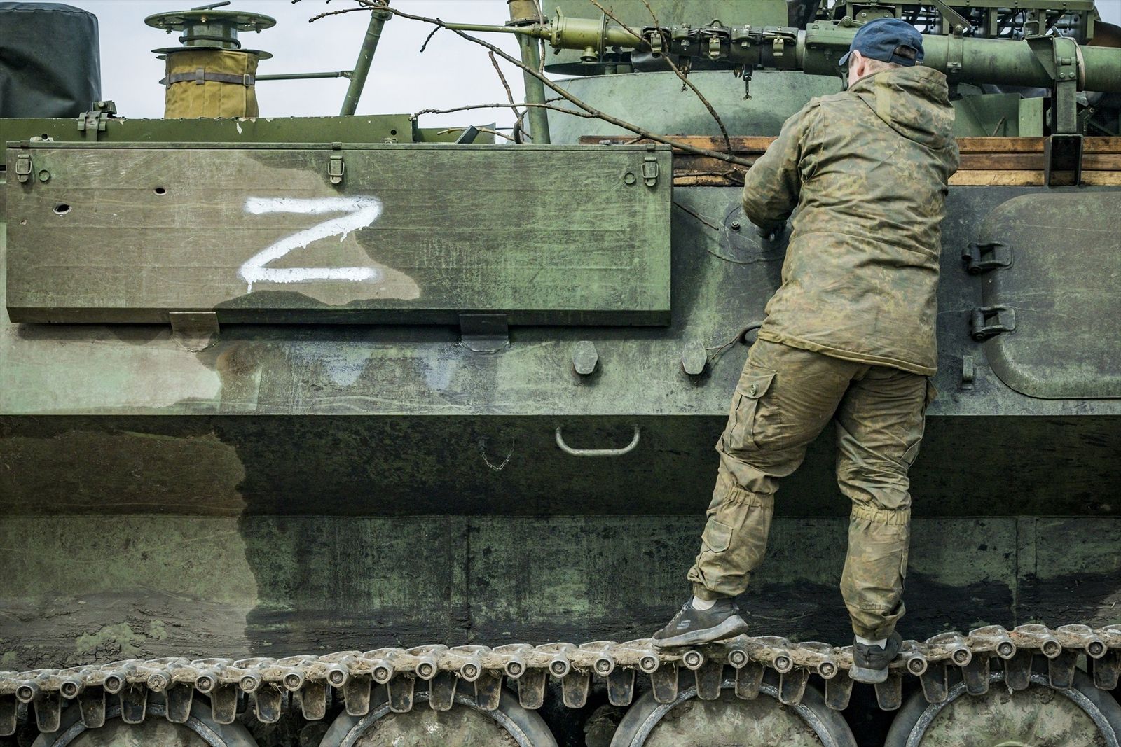 Soldado ucraniano en un vehículo blindado capturado con el símbolo Z del ejército ruso