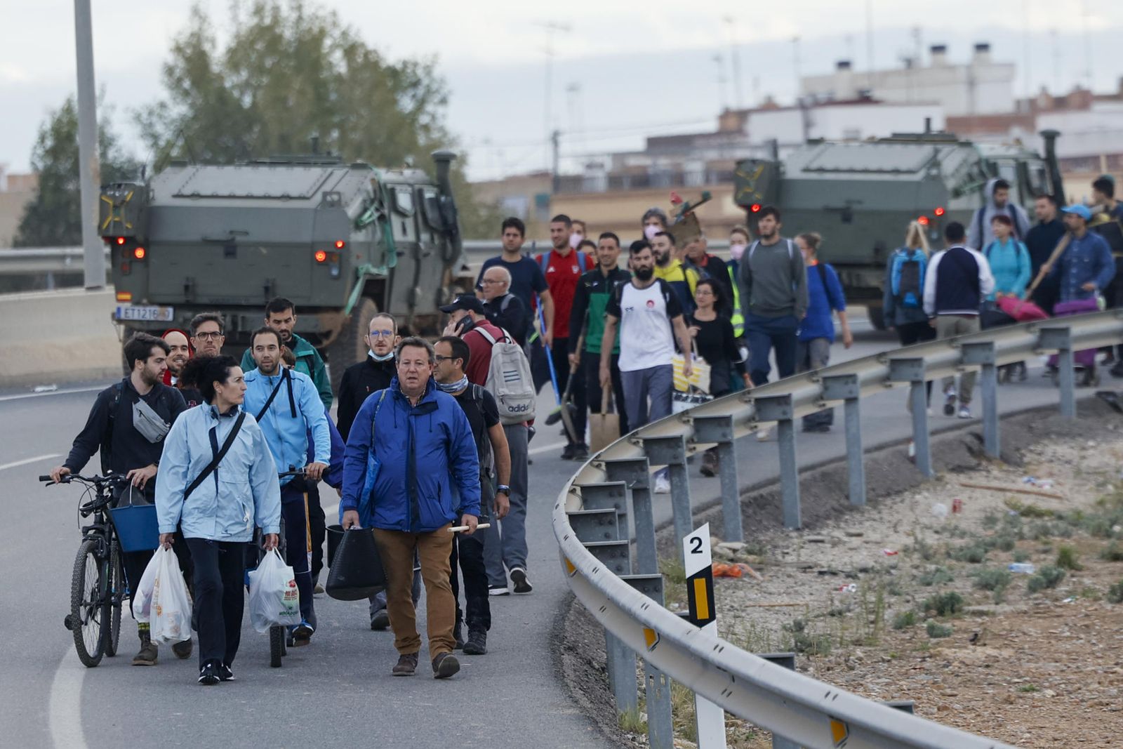 Voluntarios acuden a los puebos a pesar de las restricciones de acceso
