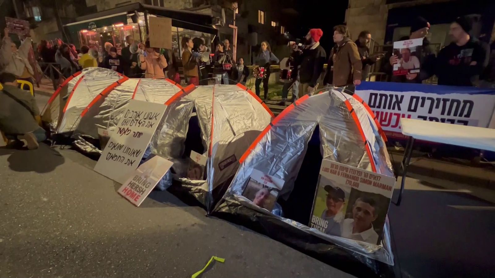 Familiares de secuestrados por Hamas acampan delante de la casa de Netanyahu para pedir un acuerdo para la liberación de los secuestrados