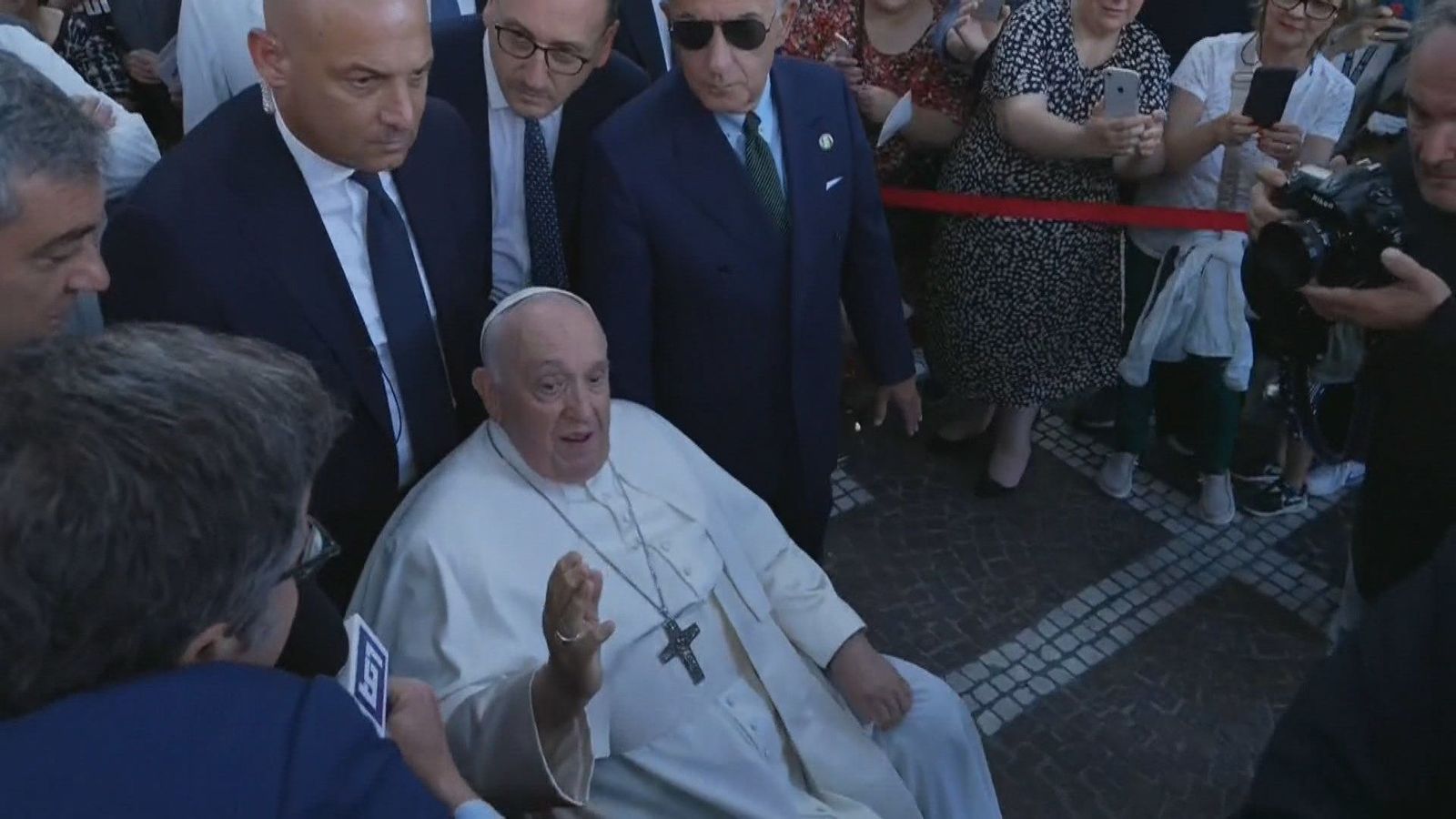 El papa Francisco, tras ser dado de alta: "Estoy todavía vivo" y con "tanto dolor por los migrantes"