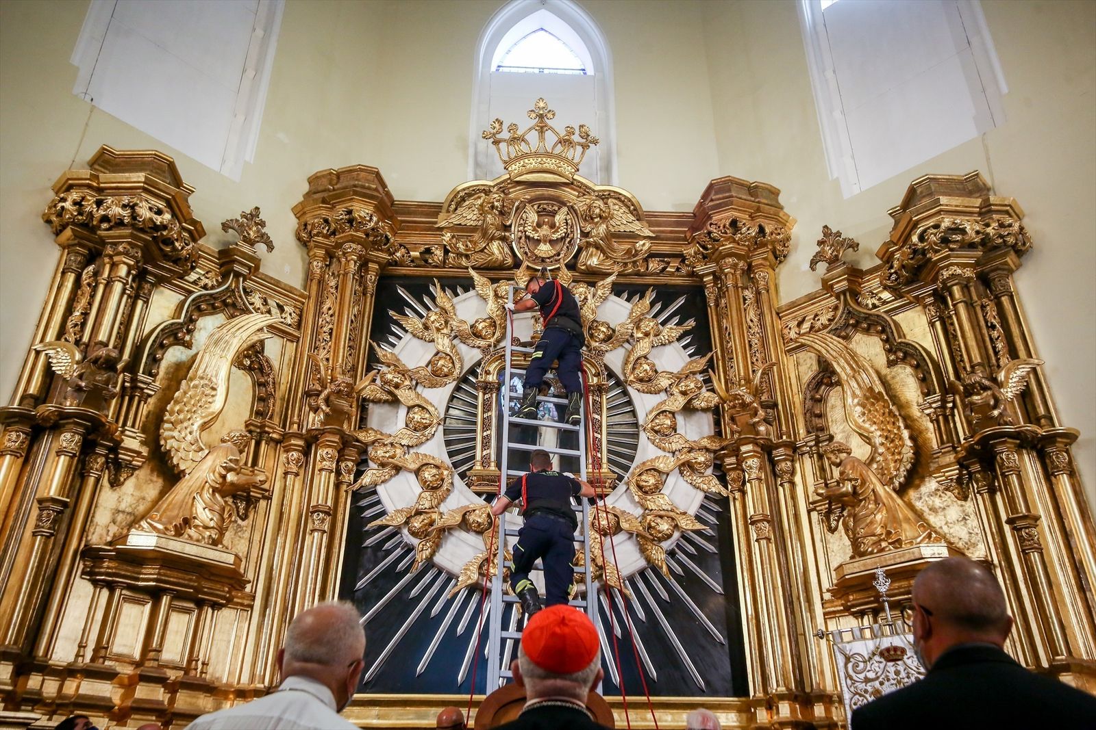 Los bomberos descuelgan el cuadro de la virgen de la Paloma el 15 de agosto