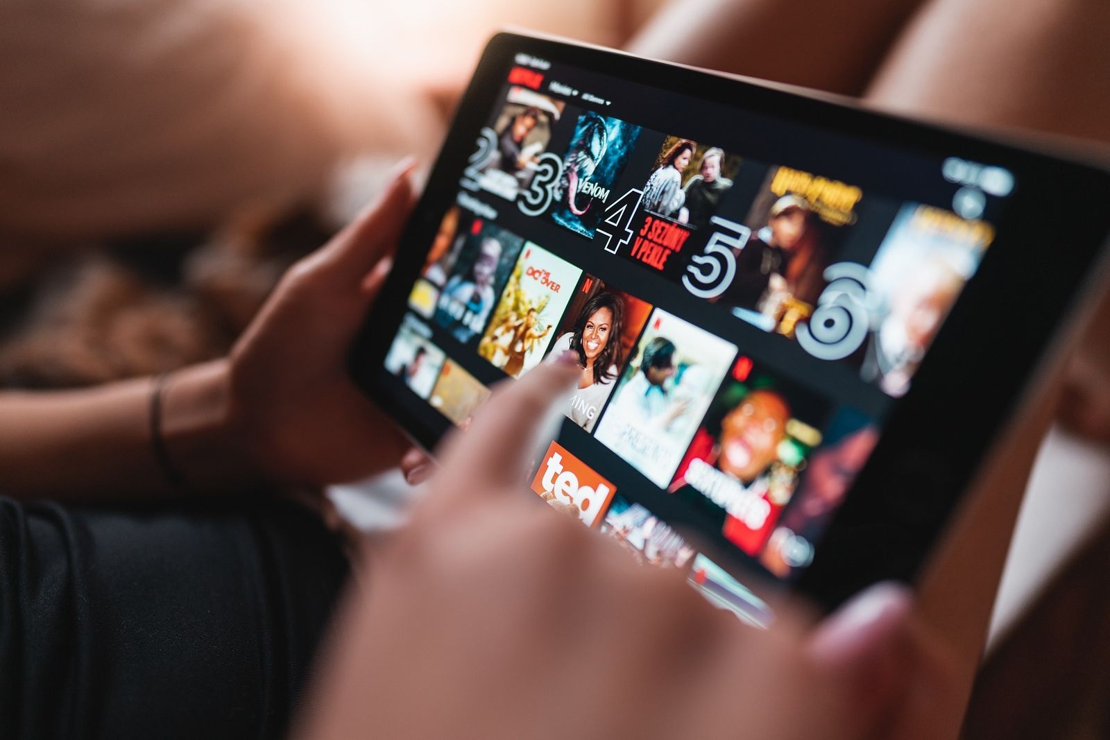 Una usuaria de Netflix escoge un contenido en su tablet