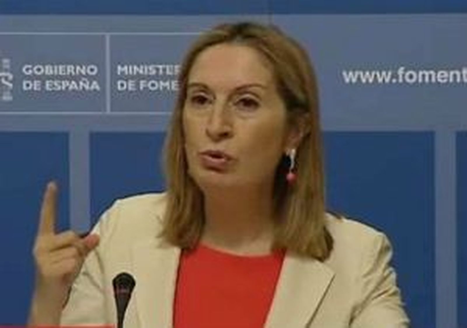 Fomento no cerrará los pequeños aeropuertos pero reduce a un tercio sus horarios