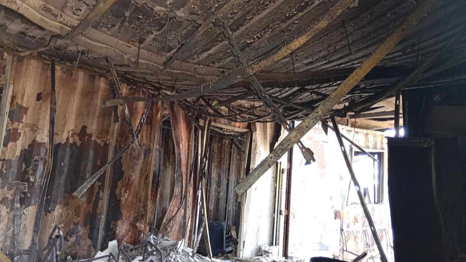 Escombros y cenizas, lo único que queda de la casa de Carlos en Tres Cantos