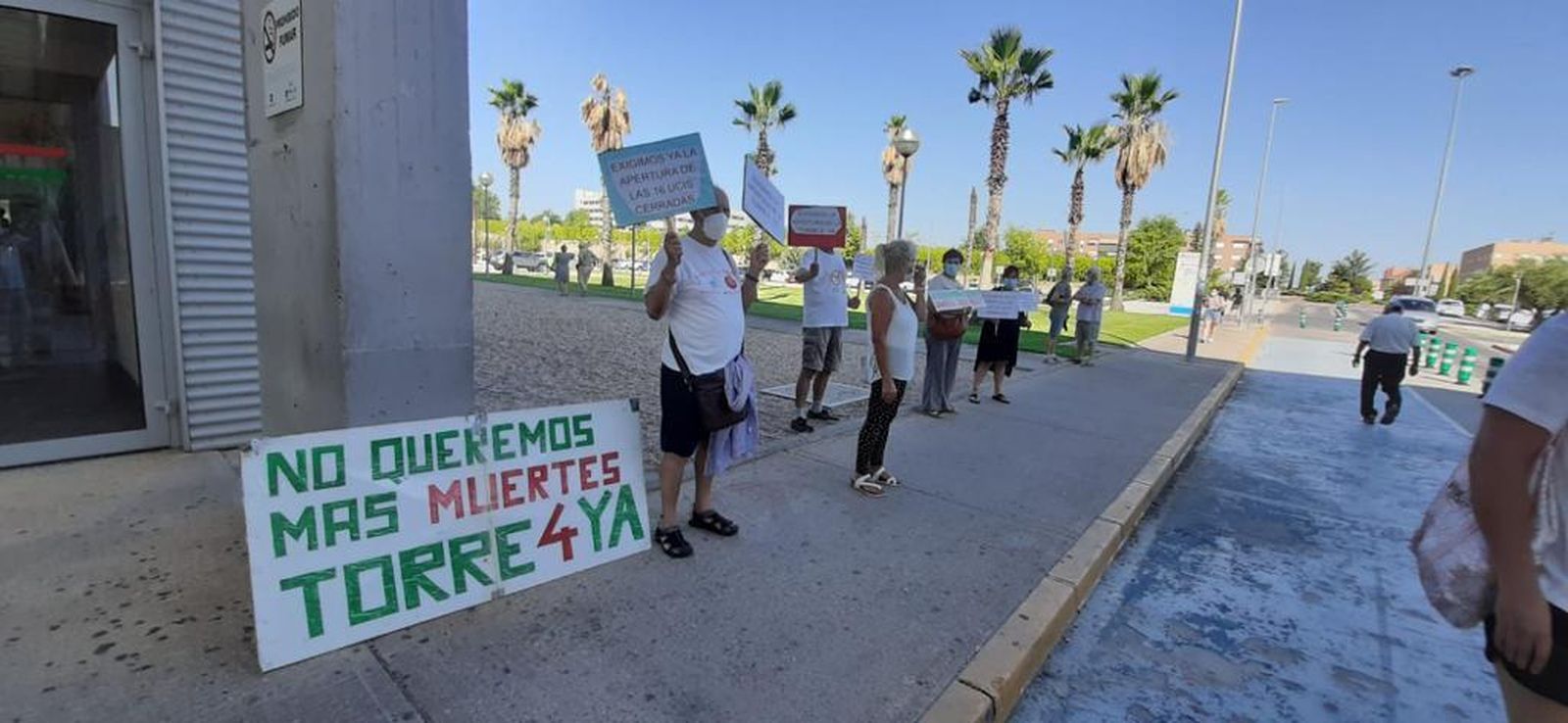 Integrantes de la plataforma por la sanidad pública del norte de Madrid protestan ante el Hospital Infanta Sofía