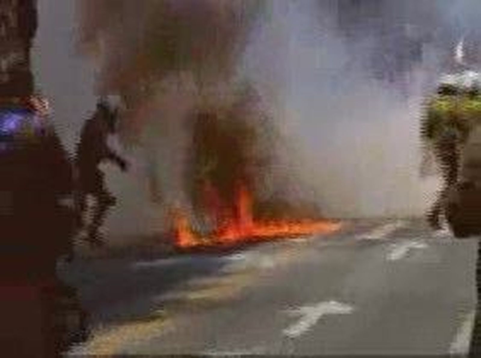 Los griegos protestan masivamente en una huelga general con choques violentos