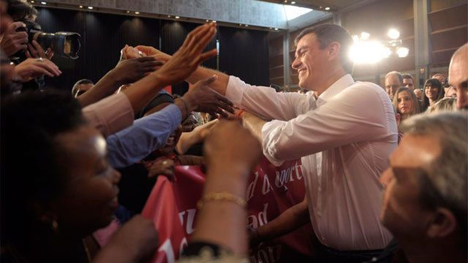 Pedro Sánchez asegura que es necesario  "hacer un cambio que sume, no que reste"