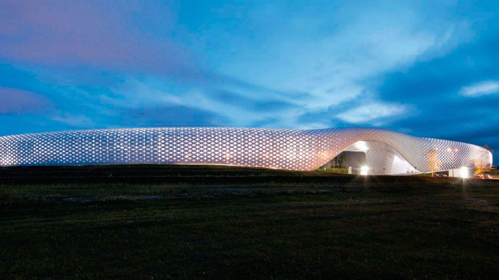 Open Sky Torrejón sigue la línea futurista de otros centros comerciales europeos como L'Atoll en Angers (Francia)