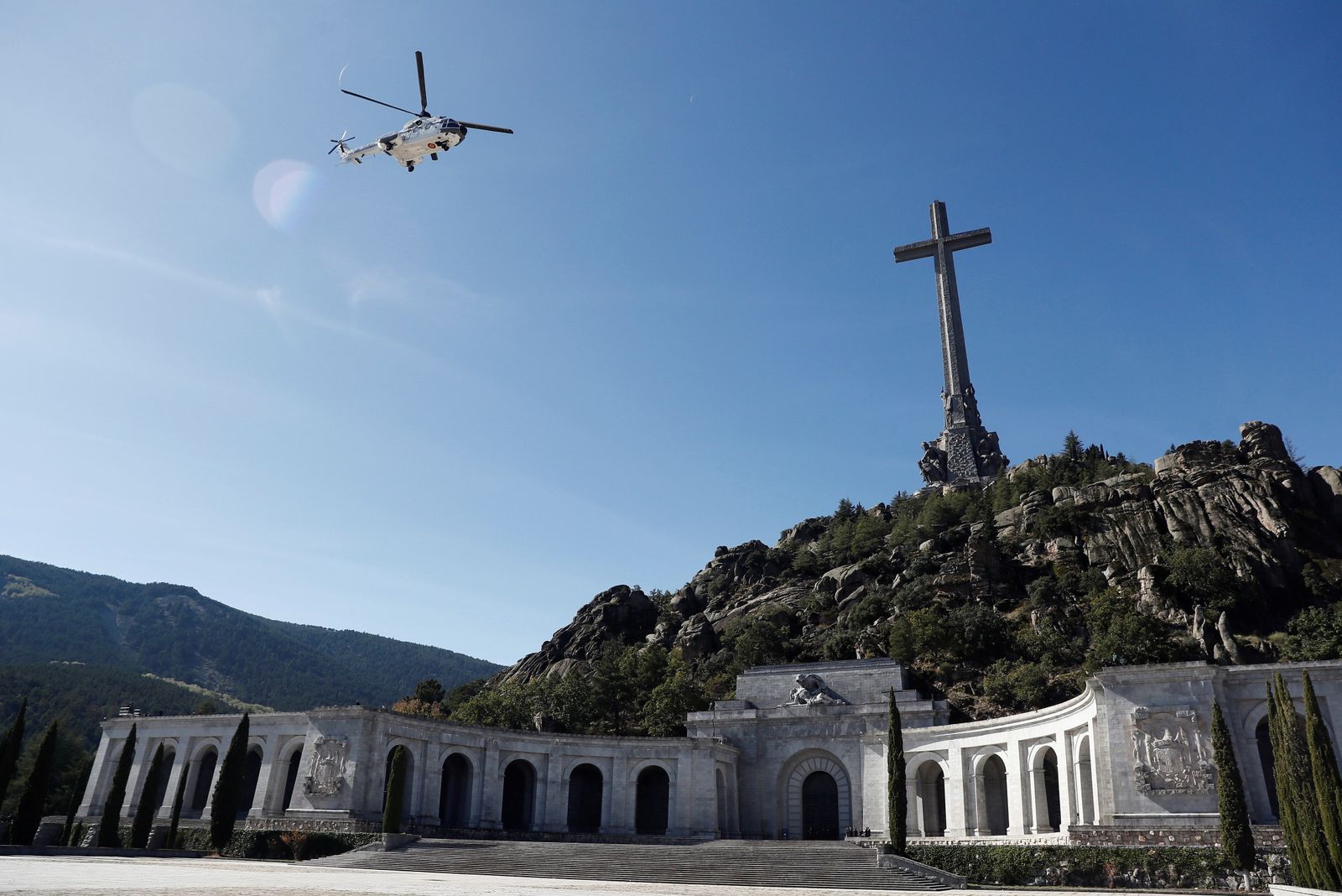 El helicóptero que traslada el féretro de Franco sobrevuela el Valle de los Caídos