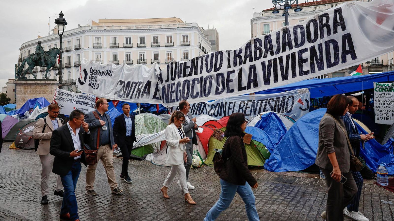 Pancartas en la acampada de la Puerta del Sol