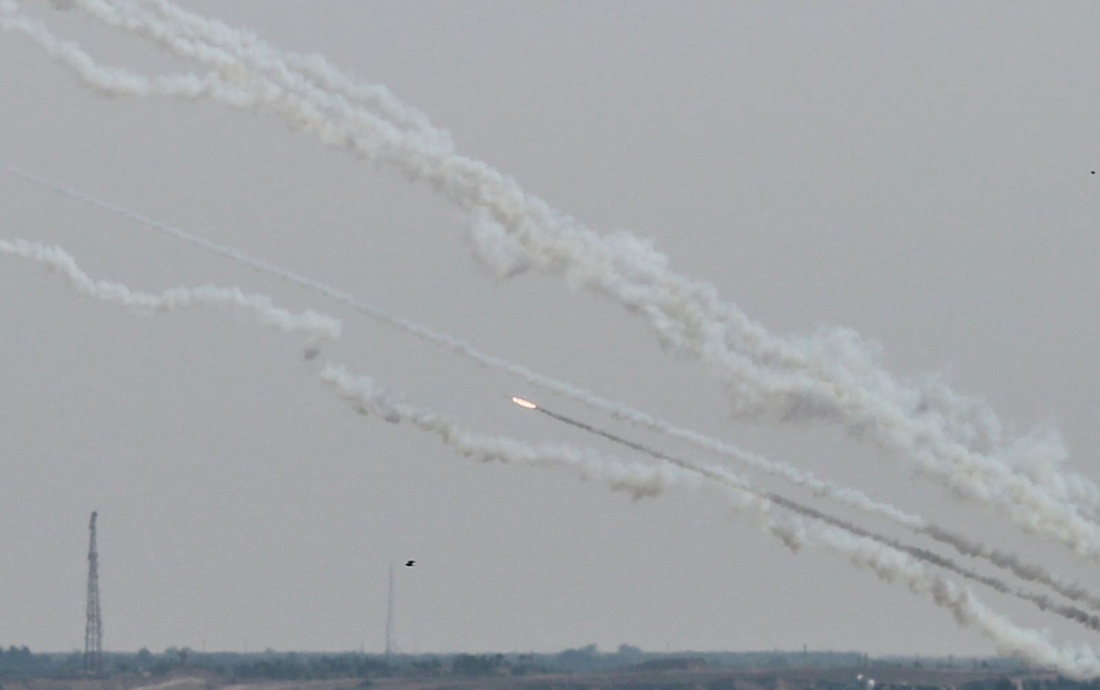 militantes palestinos lanzan cohetes desde la Ciudad de Gaza hacia los territorios israelíes