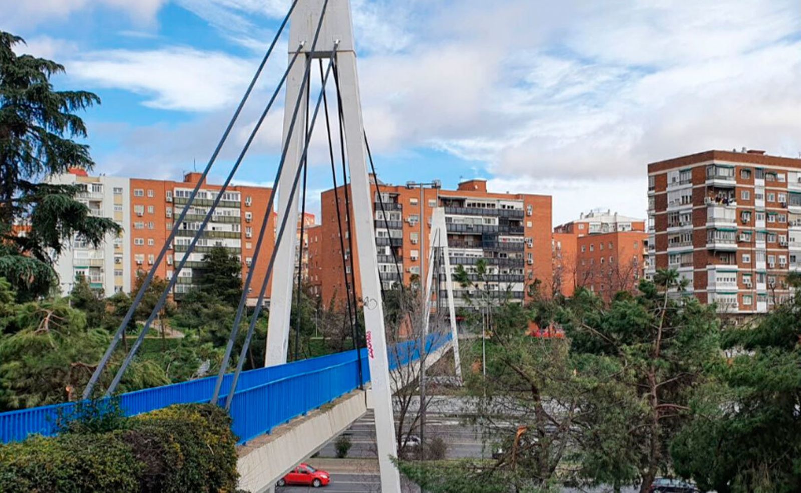 Luz verde a la rehabilitación de la  "Pasarela de la Paz" que une la Elipa y Ventas con el parque de Fuente del Berro