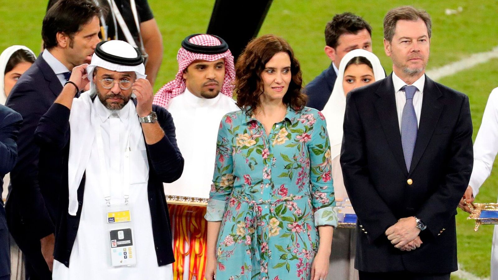 Ayuso, sin velo y remangada en Arabia Saudí