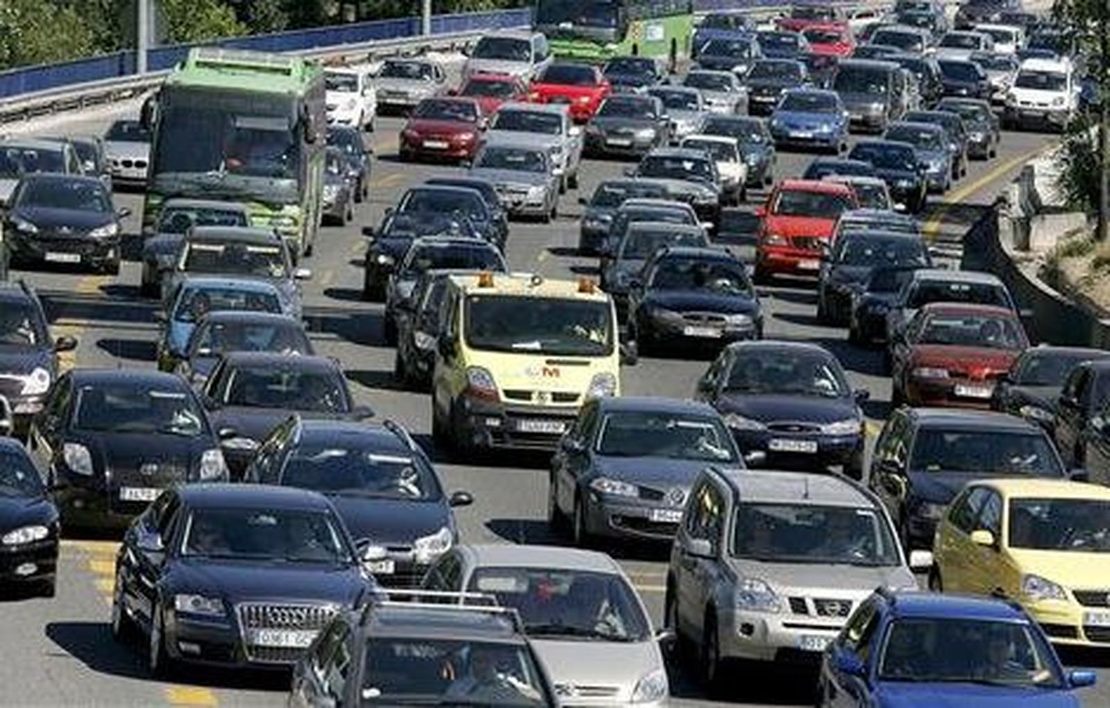 Ábalos llevará al Consejo de Ministros el convenio para el carril del Bus-VAO en la A-2