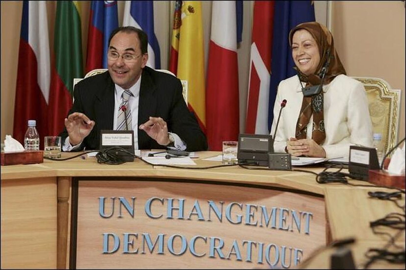 Vidal-Quadras junto a una opositora iraní