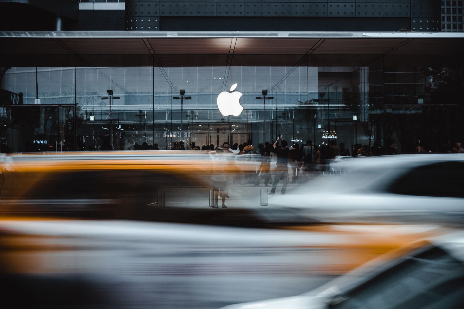 Una tienda Apple con la clásica manzana mordida, imagen de la compañía