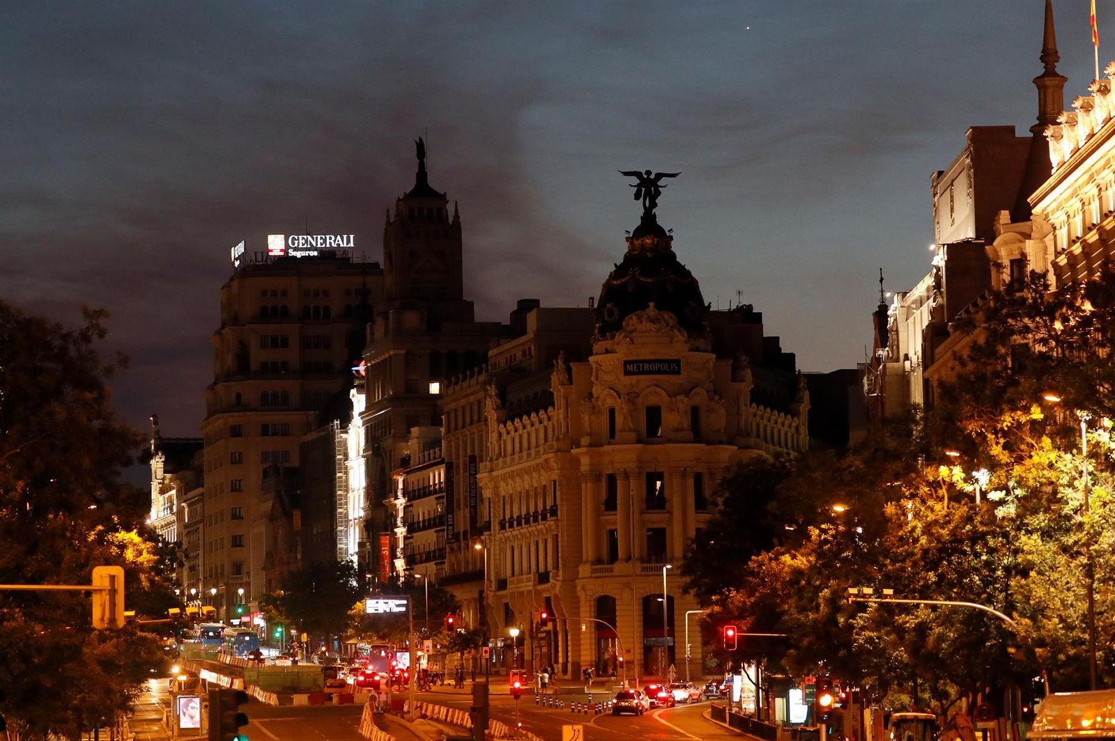 El humo del incendio de Ávila en plena Gran Vía