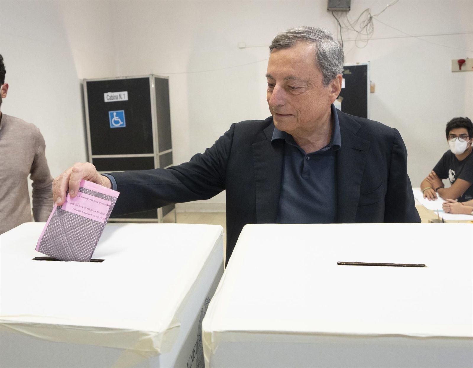 Los primeros sondeos dan entre un 41% y un 45% de los votos a la coalición de derechas en Italia