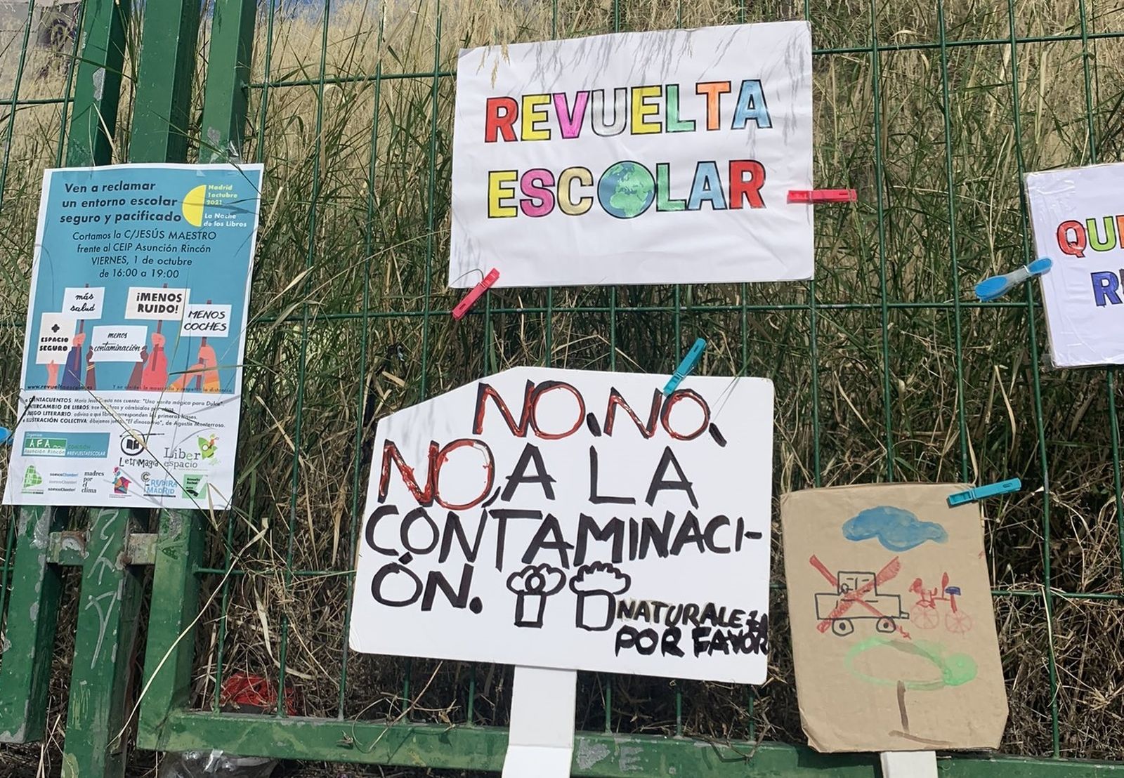 Carteles de la 'revuelta escolar' en el colegio público Asunción Rincón de Chamberí