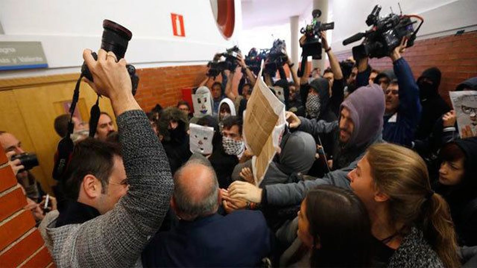 Decenas de jóvenes boicotean una conferencia de Felipe González  en la Autónoma