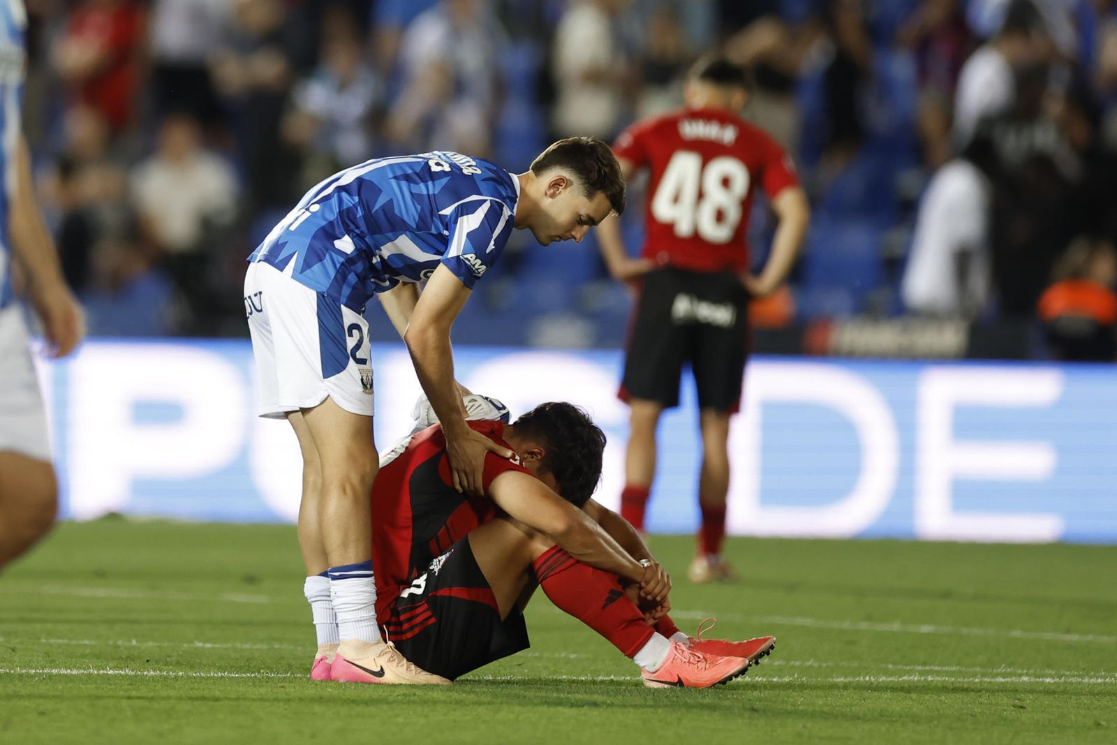 Un jugador del Leganés consuela a un rival