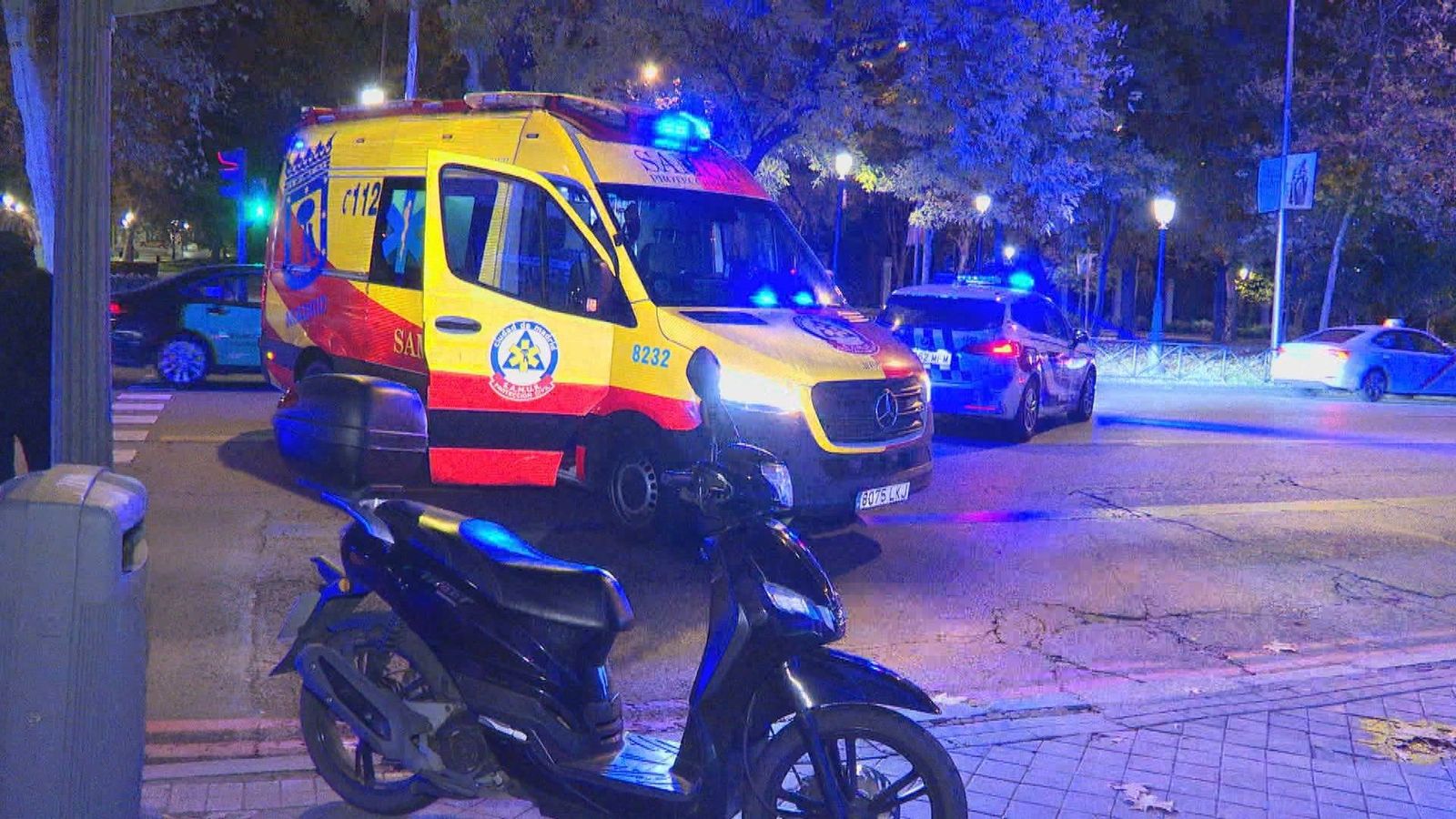 Un motorista, ebrio, acaba chocando contra unas obras en el Paseo del Prado