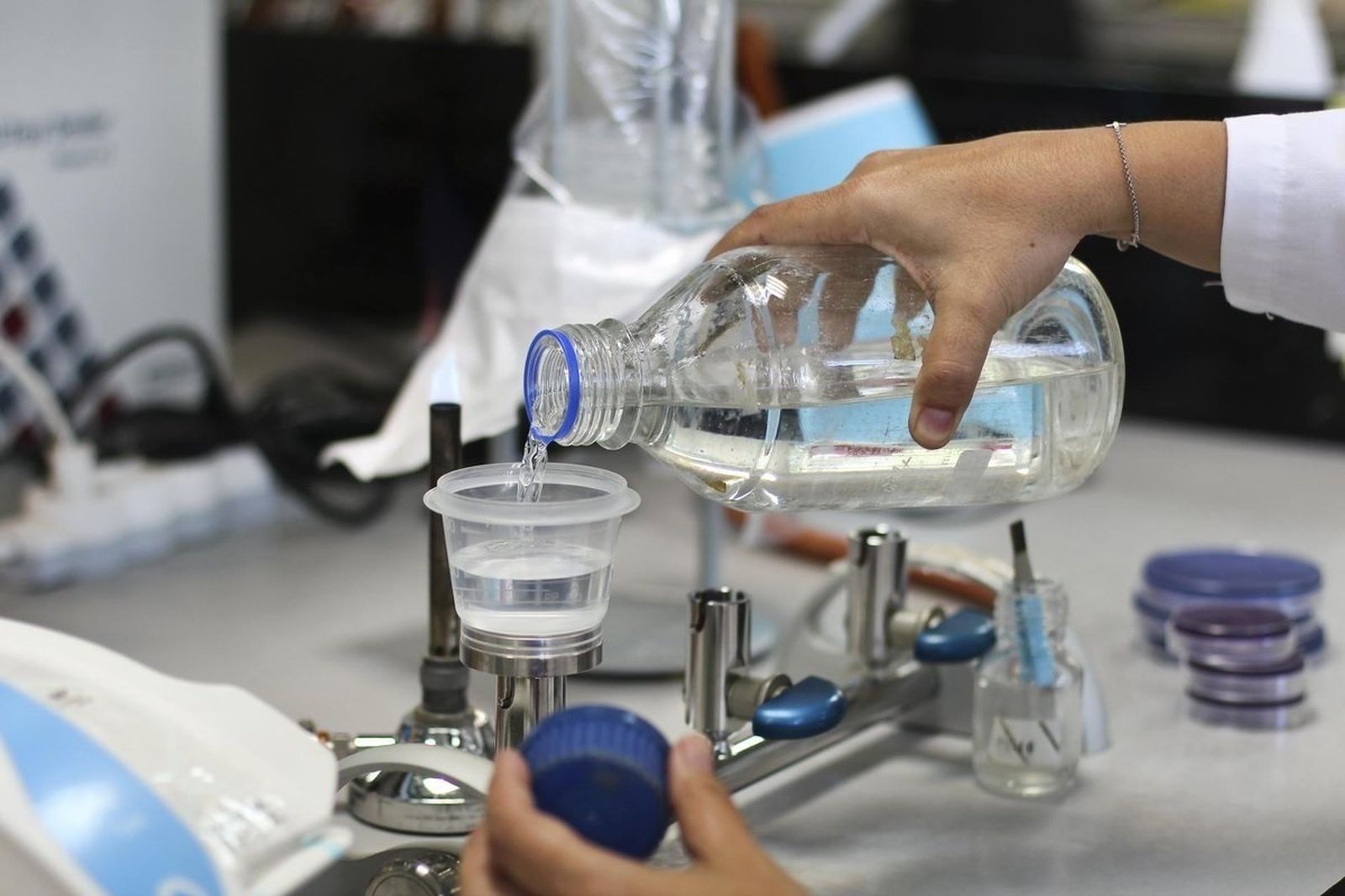 Un laboratorio analiza la calidad de agua