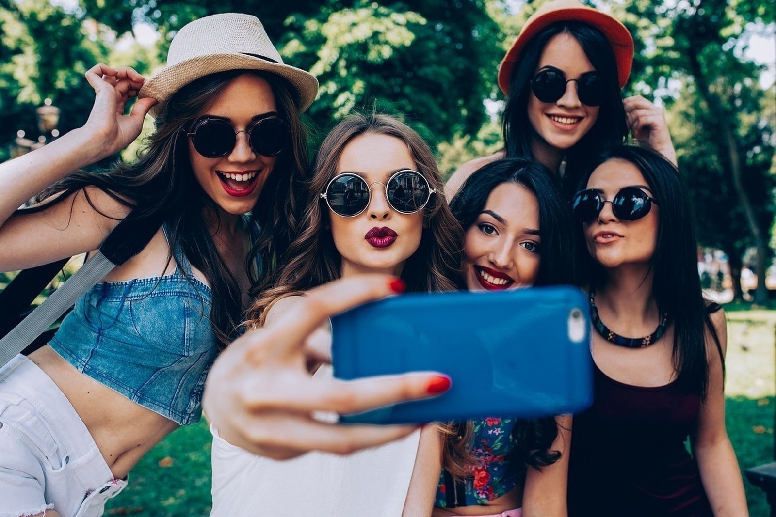 Varias jóvenes se hacen un 'selfie' durante sus vacaciones de verano