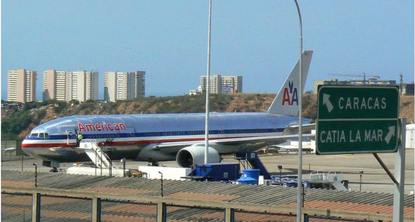 Un avión de American Airlines en el aeropuerto de CaraCAS